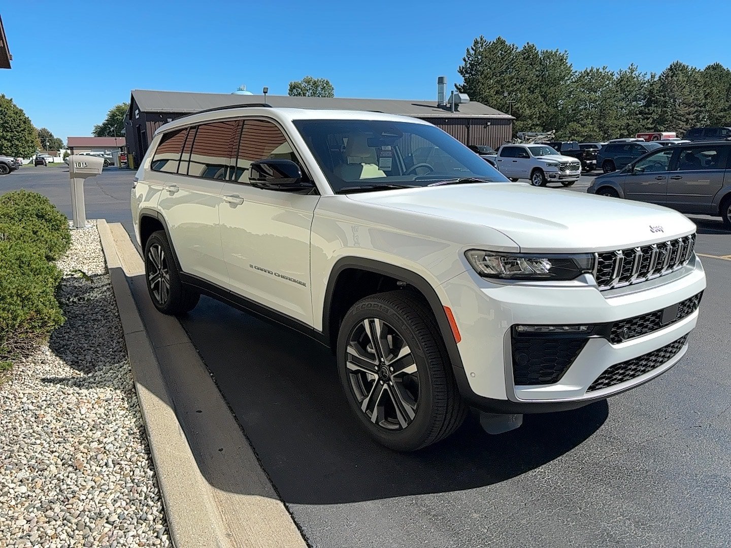 New 2027 Jeep Grand Cherokee L Limited AWD/4WD image 3