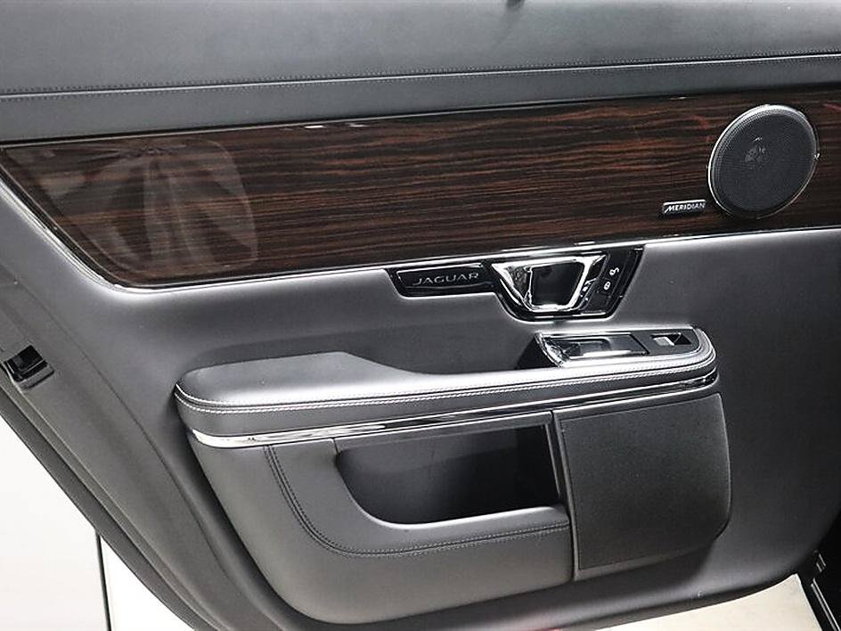 Used 2015 Jaguar XJ L Portfolio RWD image 18