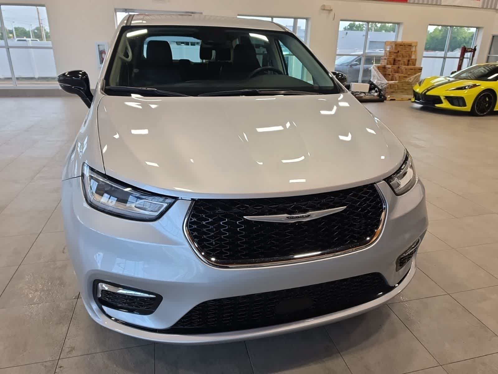 Used 2024 Chrysler Pacifica Touring-L FWD image 3
