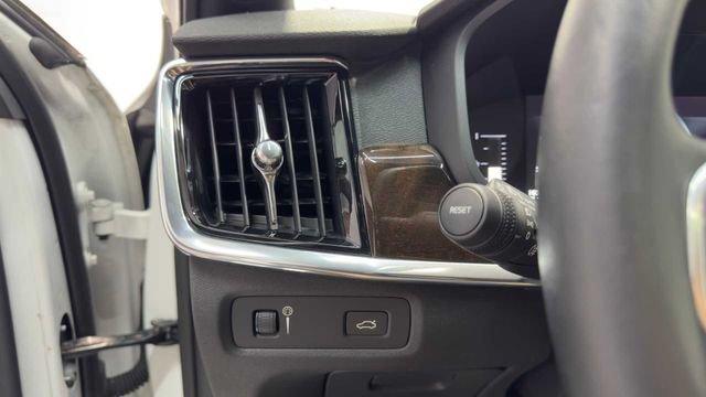 Used 2018 Volvo S90 T5 Momentum FWD image 31