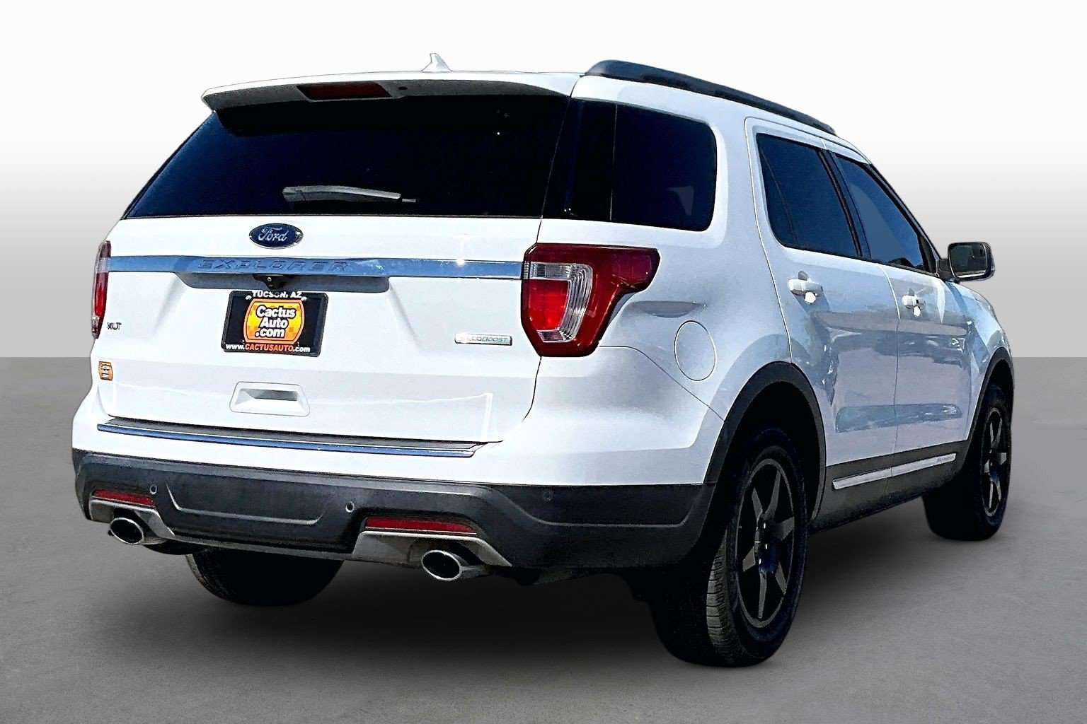 Used 2018 Ford Explorer XLT w/ Equipment Group 201A FWD image 2