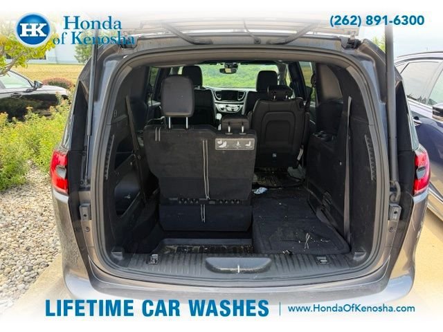 Used 2021 Chrysler Pacifica Touring-L w/ S Appearance Package FWD image 10