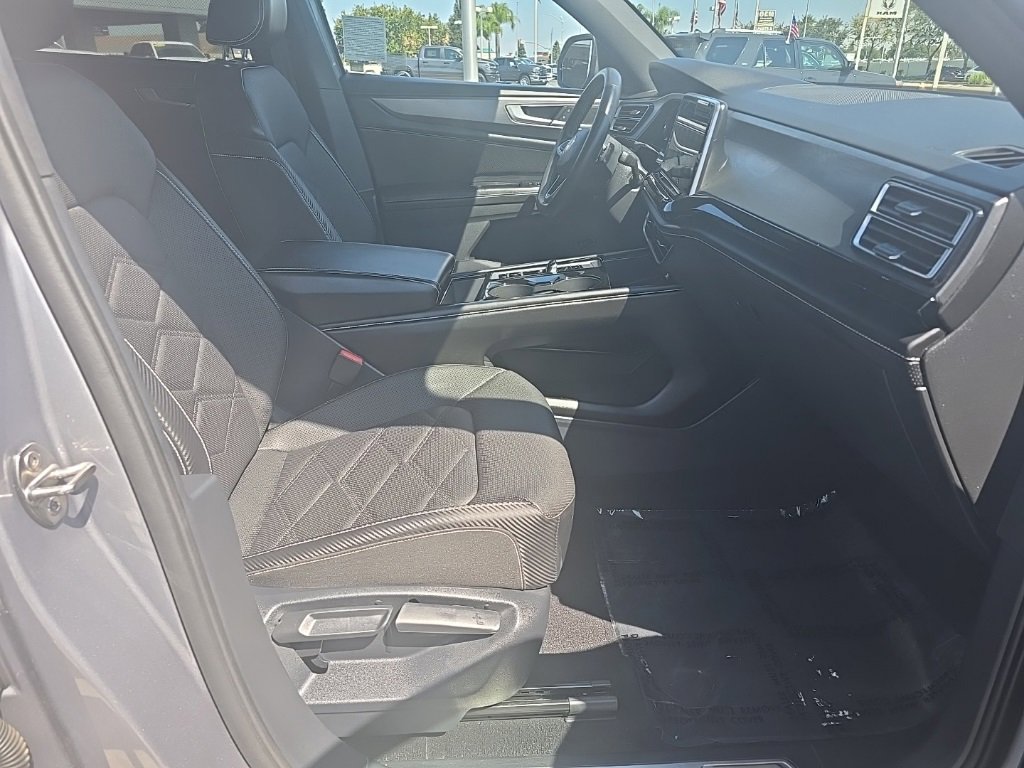 Used 2024 Volkswagen Atlas Cross Sport SE image 5