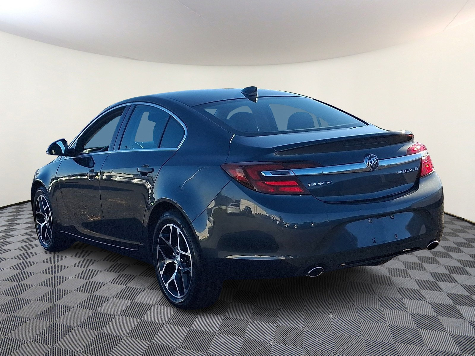 Used 2017 Buick Regal Sport Touring FWD image 5
