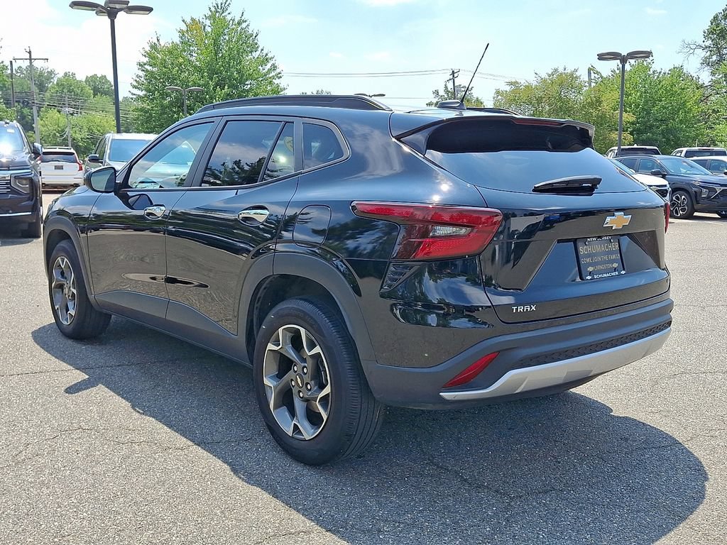 Certified 2024 Chevrolet Trax LT w/ LT Convenience Package FWD image 4