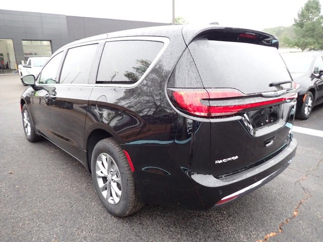 New 2026 Chrysler Pacifica Select image 3