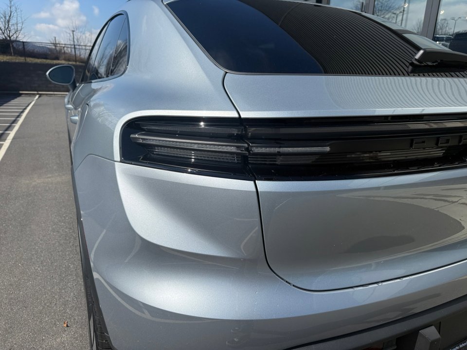 Certified 2025 Porsche Macan Electric image 14