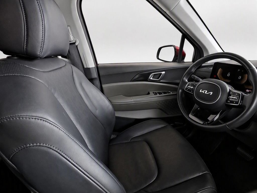 Certified 2025 Kia Carnival FWD image 28