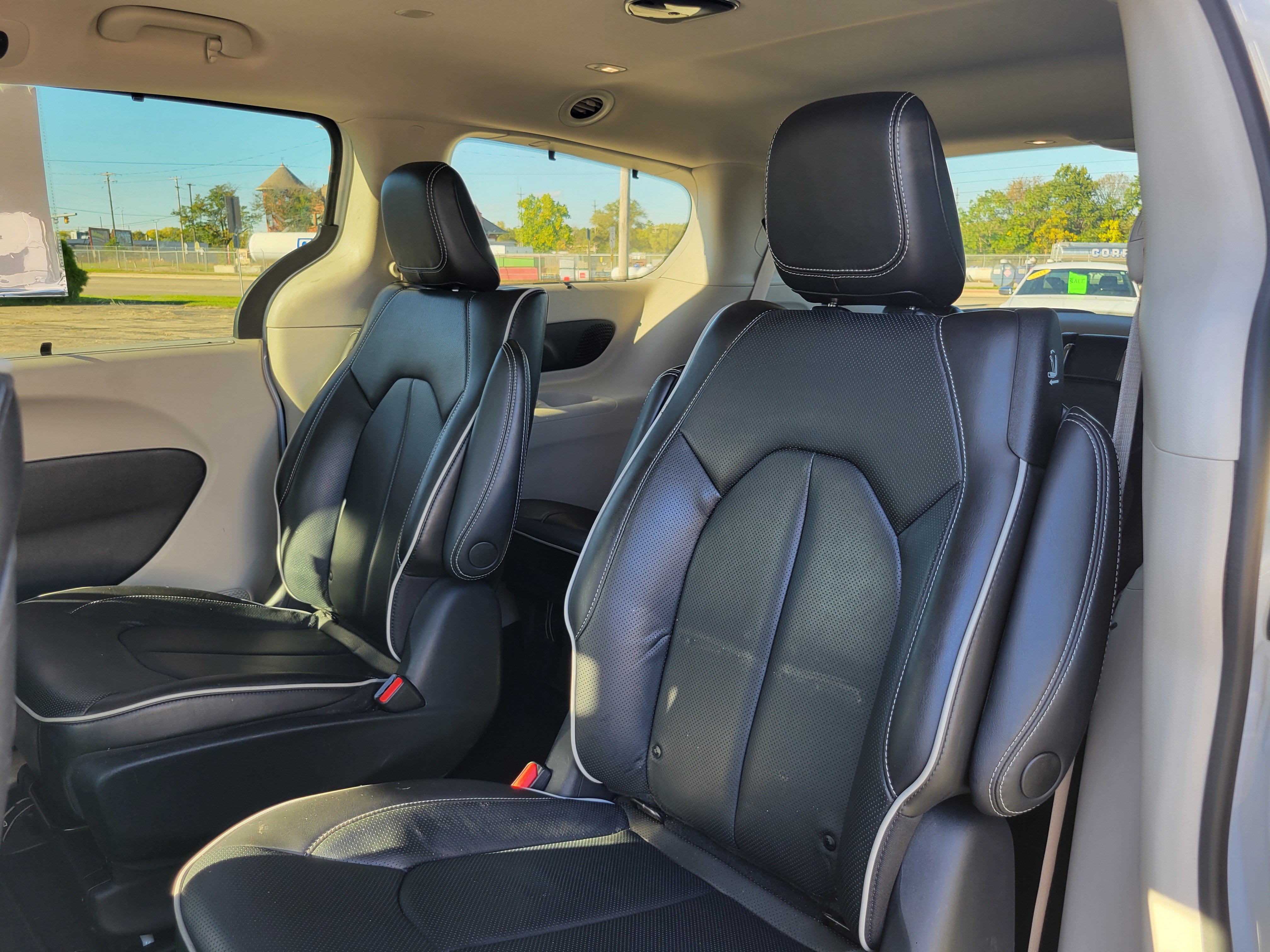 Used 2021 Chrysler Pacifica Limited w/ Uconnect Theater Family Group FWD image 15