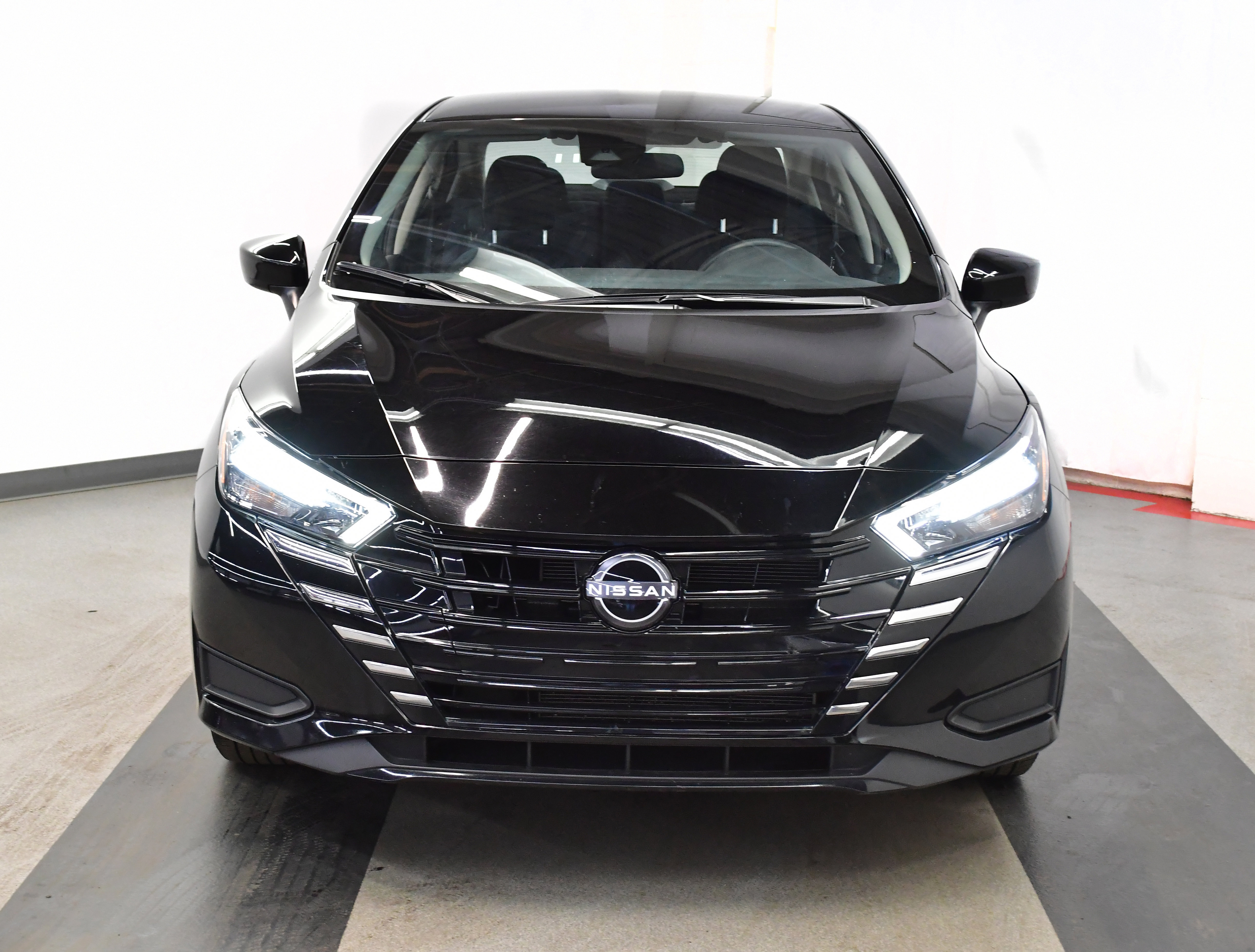 Used 2025 Nissan Versa SV image 3