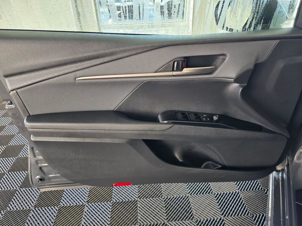 Used 2025 Toyota Camry SE image 19