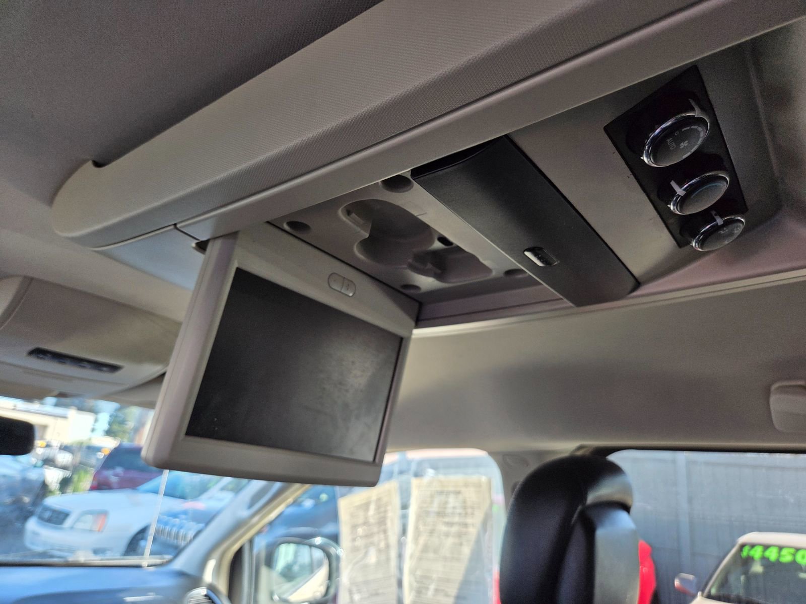 Used 2014 Chrysler Town & Country Touring image 11