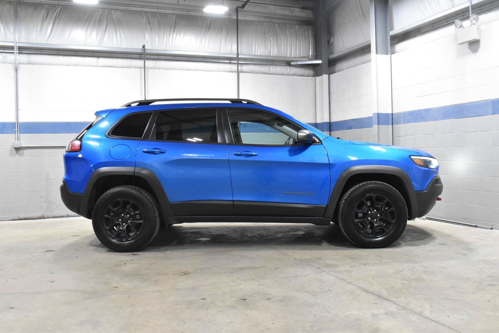 Used 2020 Jeep Cherokee Trailhawk w/ Cold Weather Group AWD/4WD image 28