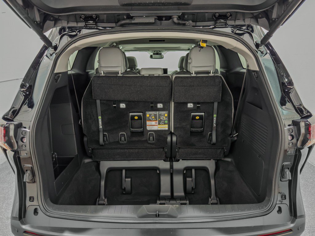 Used 2025 Toyota Sienna XLE AWD/4WD image 9