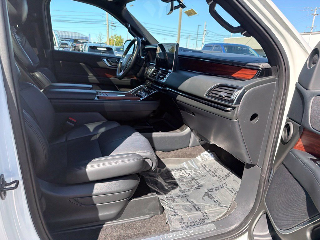 Certified 2023 Lincoln Navigator Reserve AWD/4WD image 17