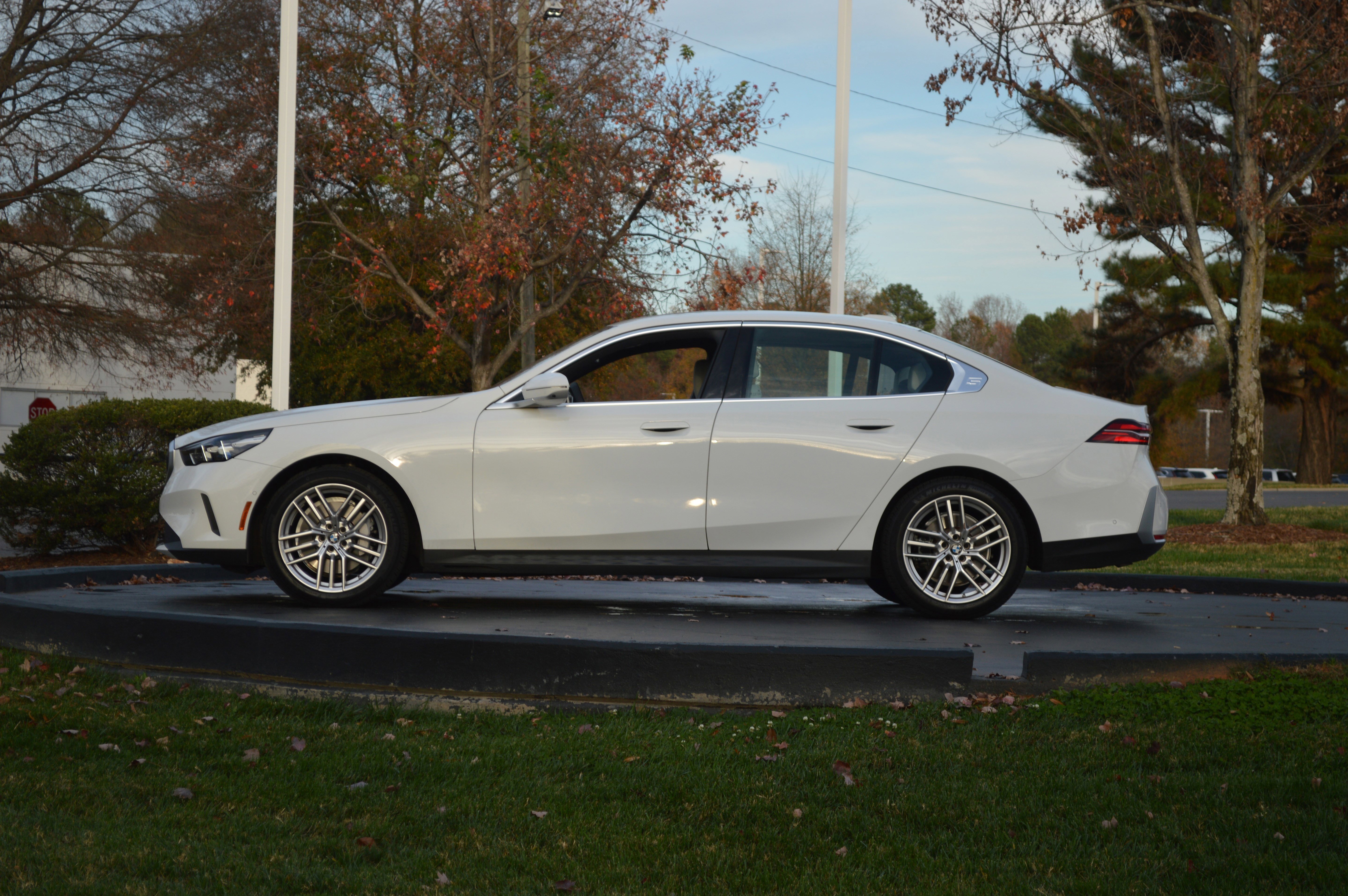 Used 2025 BMW 530i xDrive w/ Premium Package image 5