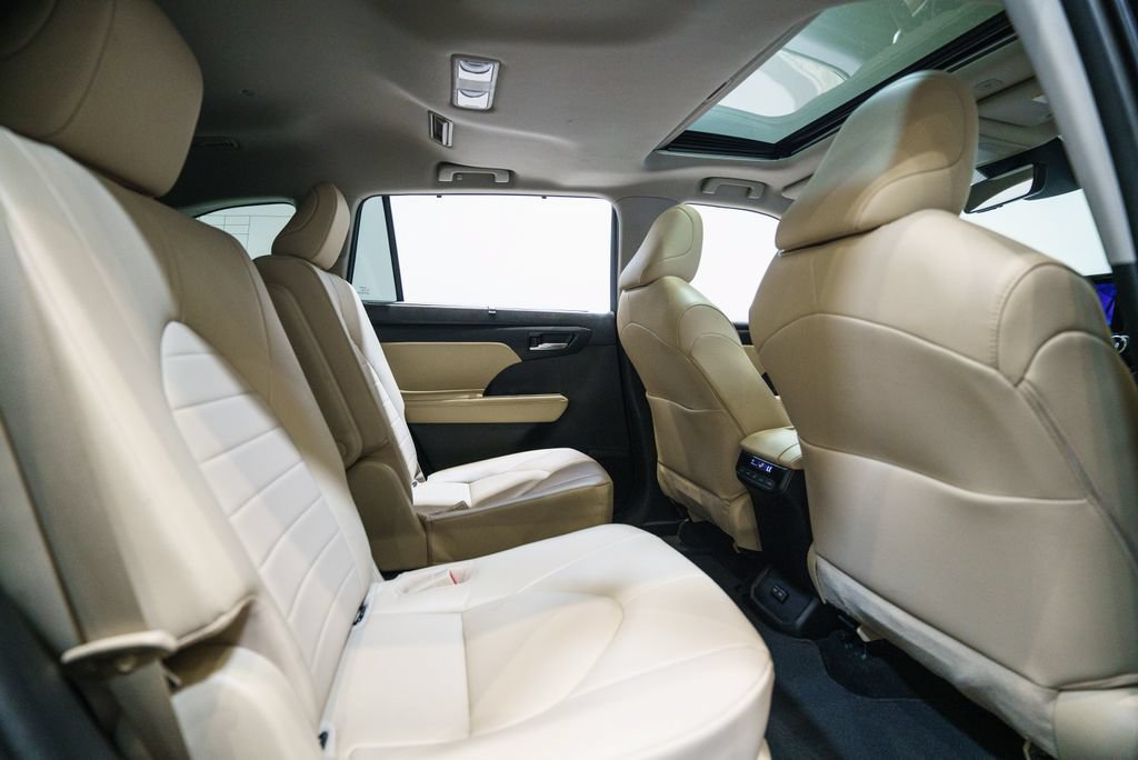 Used 2023 Toyota Highlander XLE AWD/4WD image 31