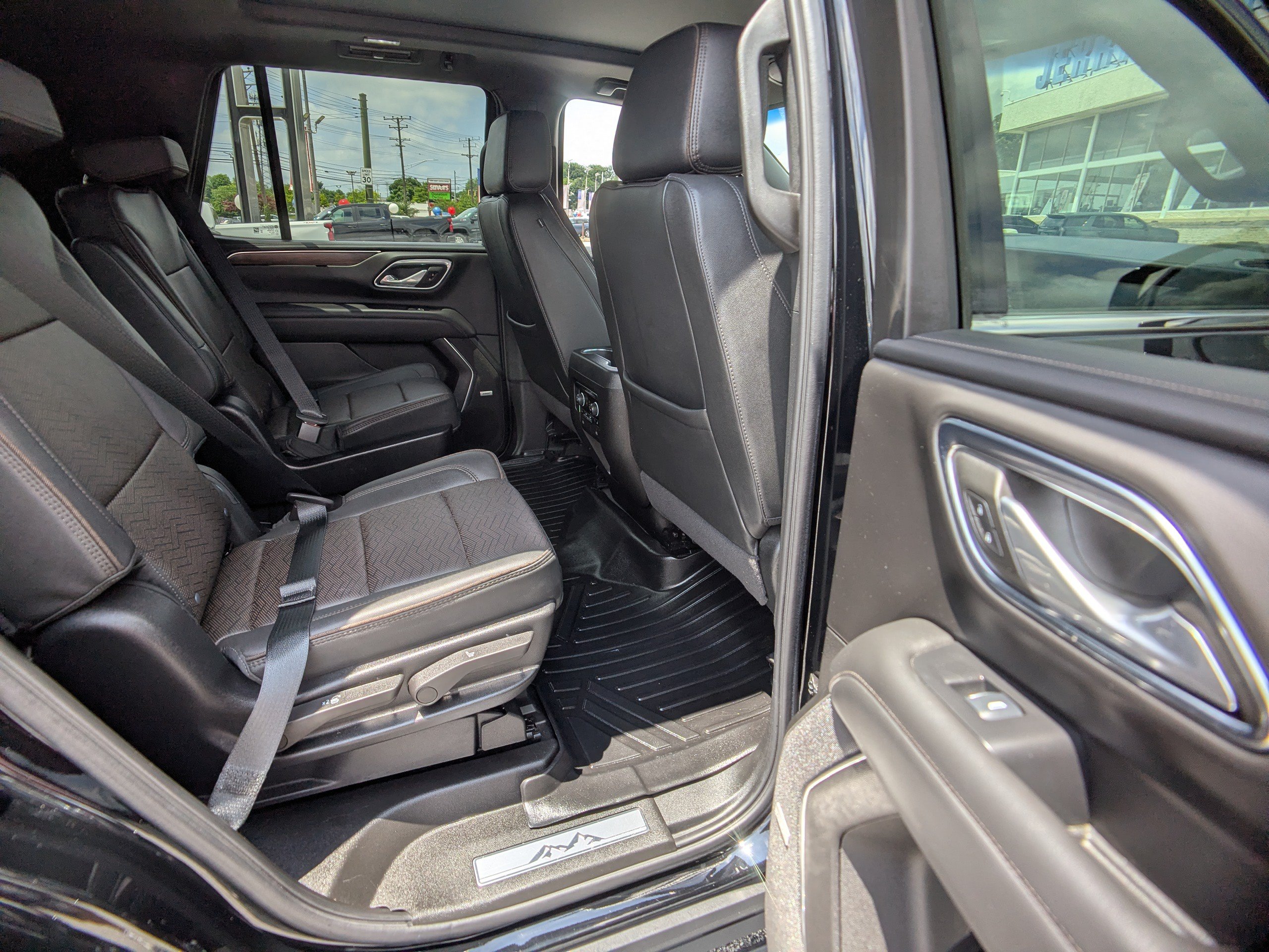 Used 2024 Chevrolet Tahoe High Country AWD/4WD image 12