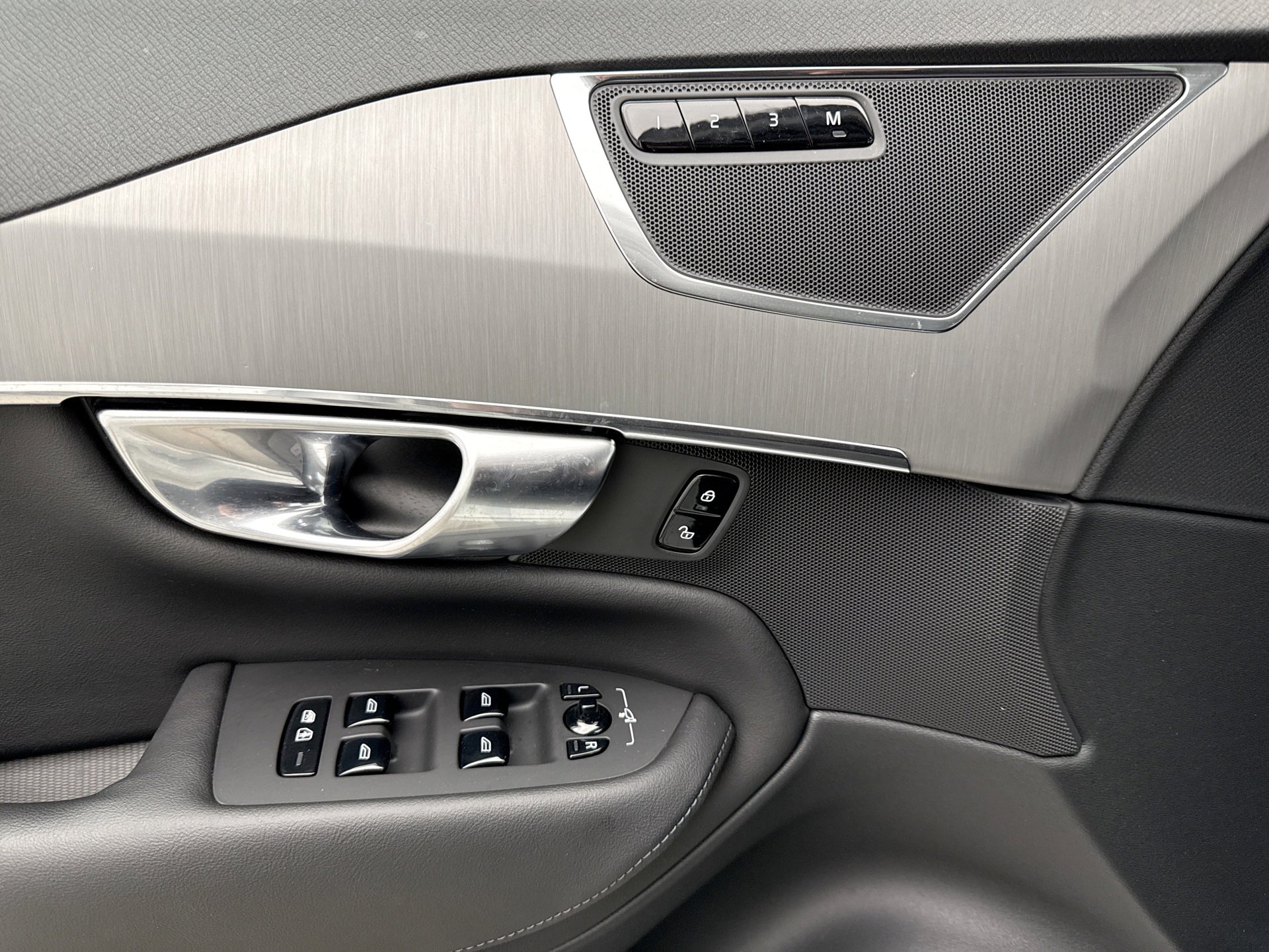 Used 2025 Volvo XC90 B5 Core image 17