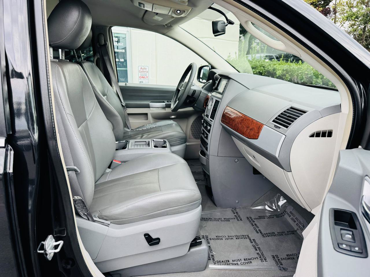 Used 2008 Chrysler Town & Country Touring FWD image 22