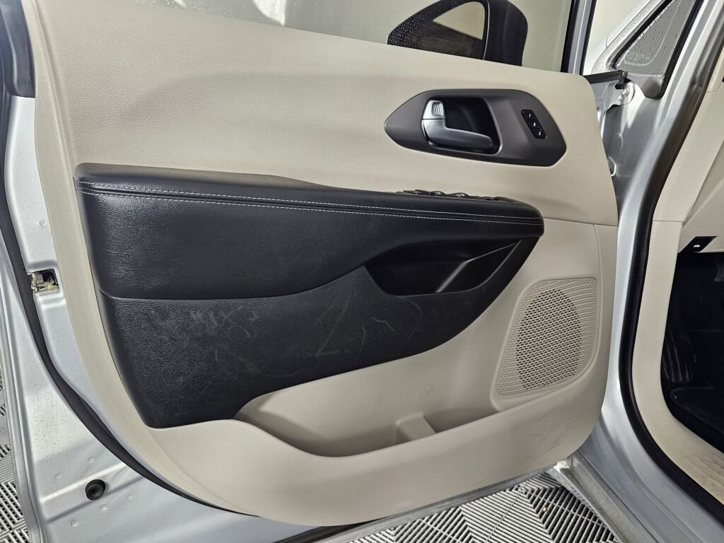 Used 2023 Chrysler Pacifica Touring-L image 18