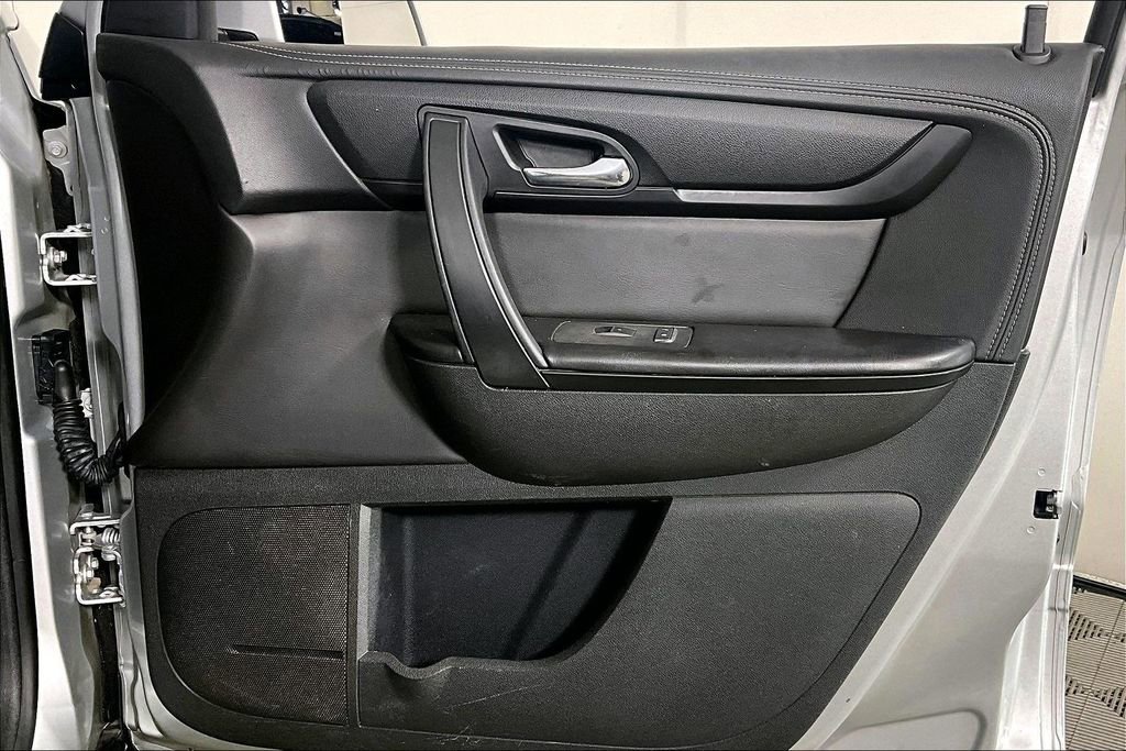 Used 2017 Chevrolet Traverse LT image 24