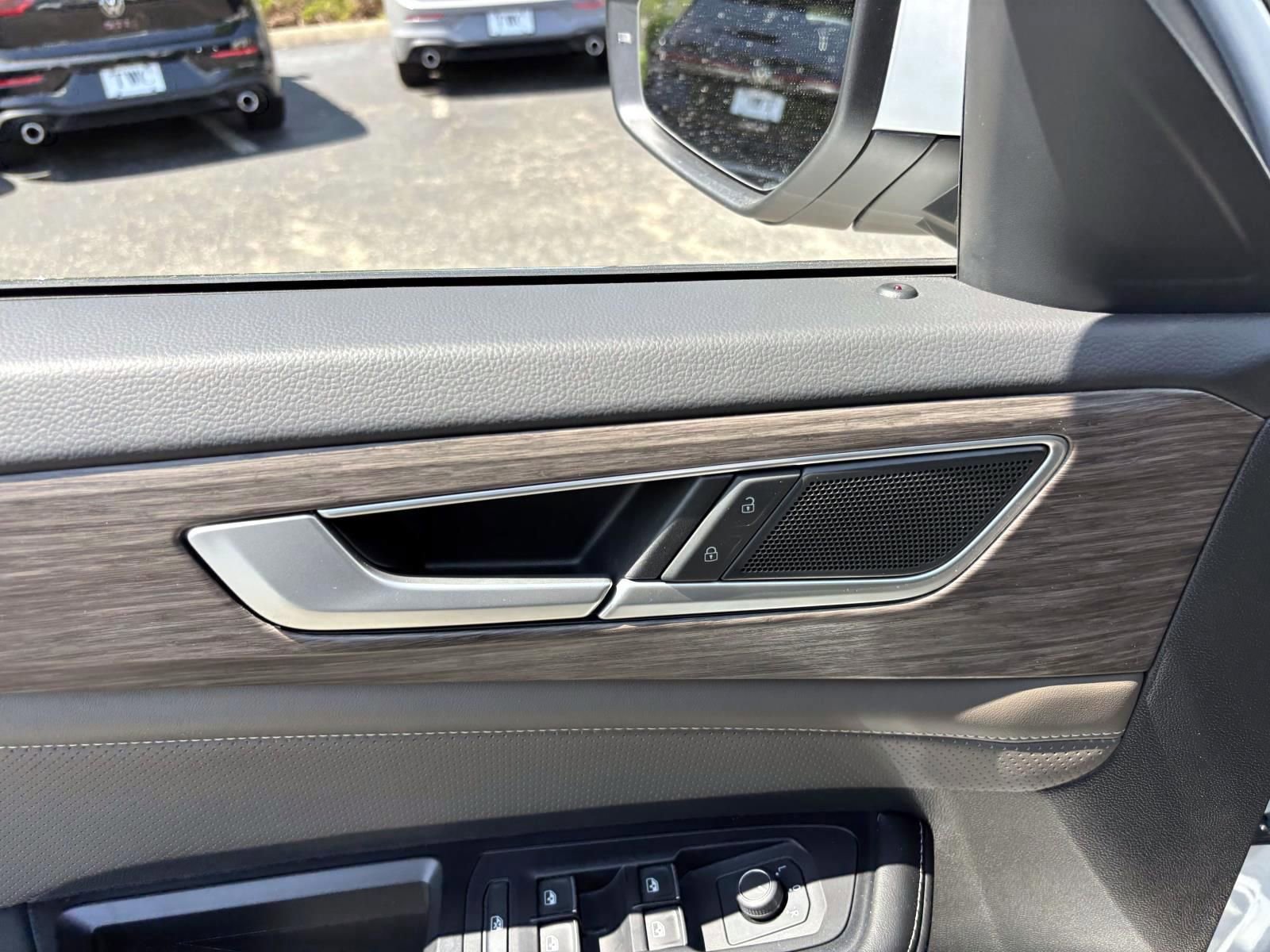 Used 2024 Volkswagen Atlas SEL AWD/4WD image 12