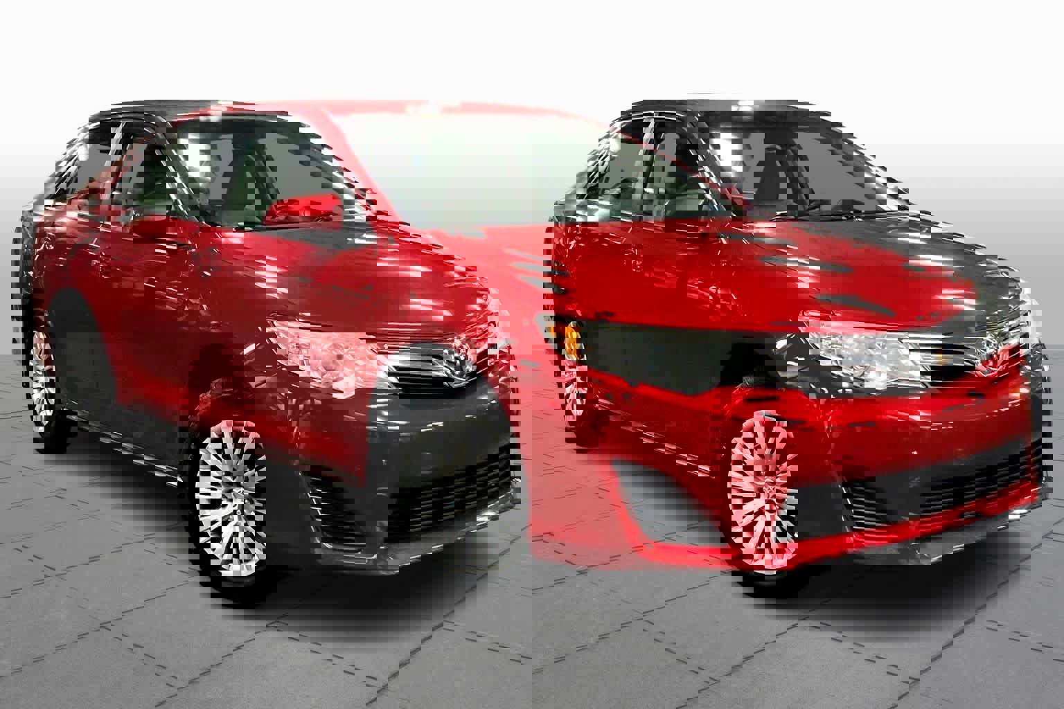 Used 2013 Toyota Camry LE image 2