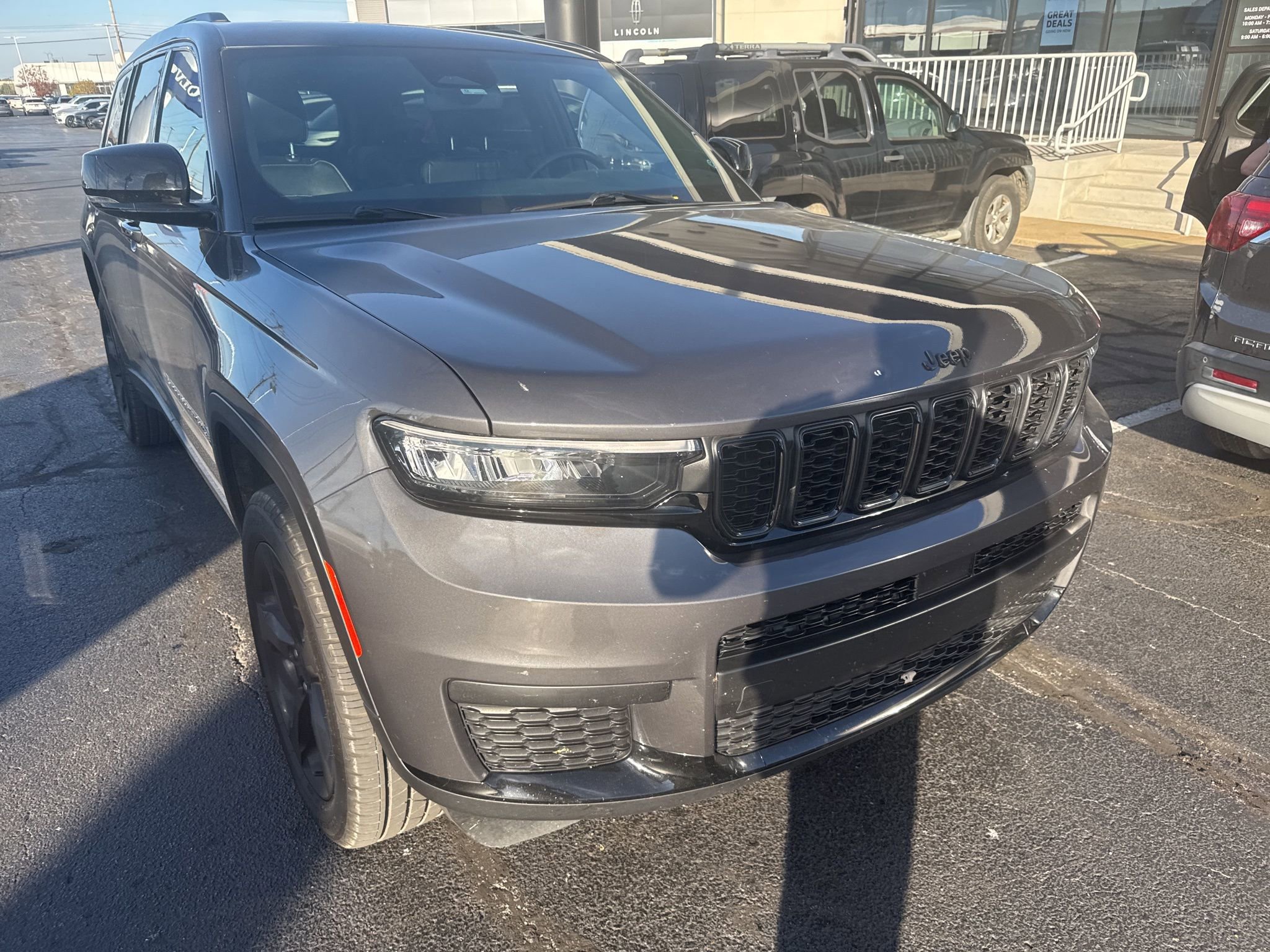 Used 2022 Jeep Grand Cherokee L Laredo image 1