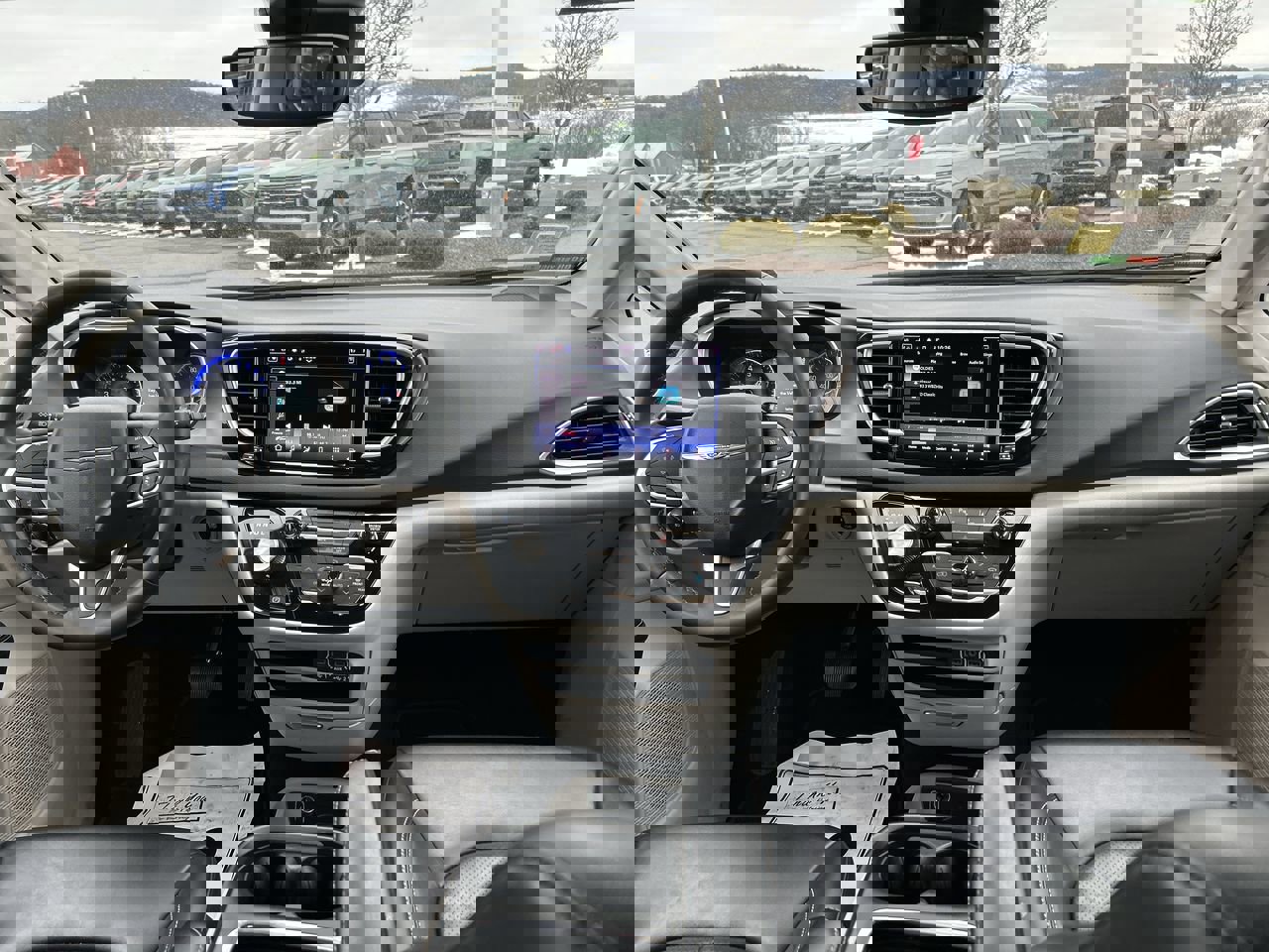 Used 2023 Chrysler Pacifica Touring-L image 15