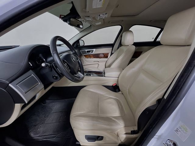 Used 2015 Jaguar XF Premium RWD image 10
