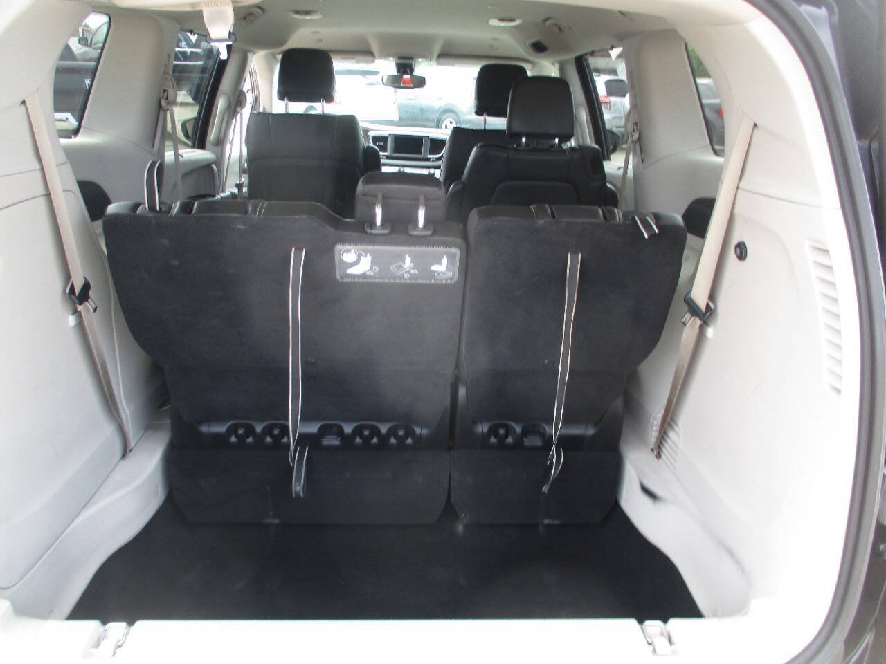 Used 2020 Chrysler Voyager Lxi FWD image 31