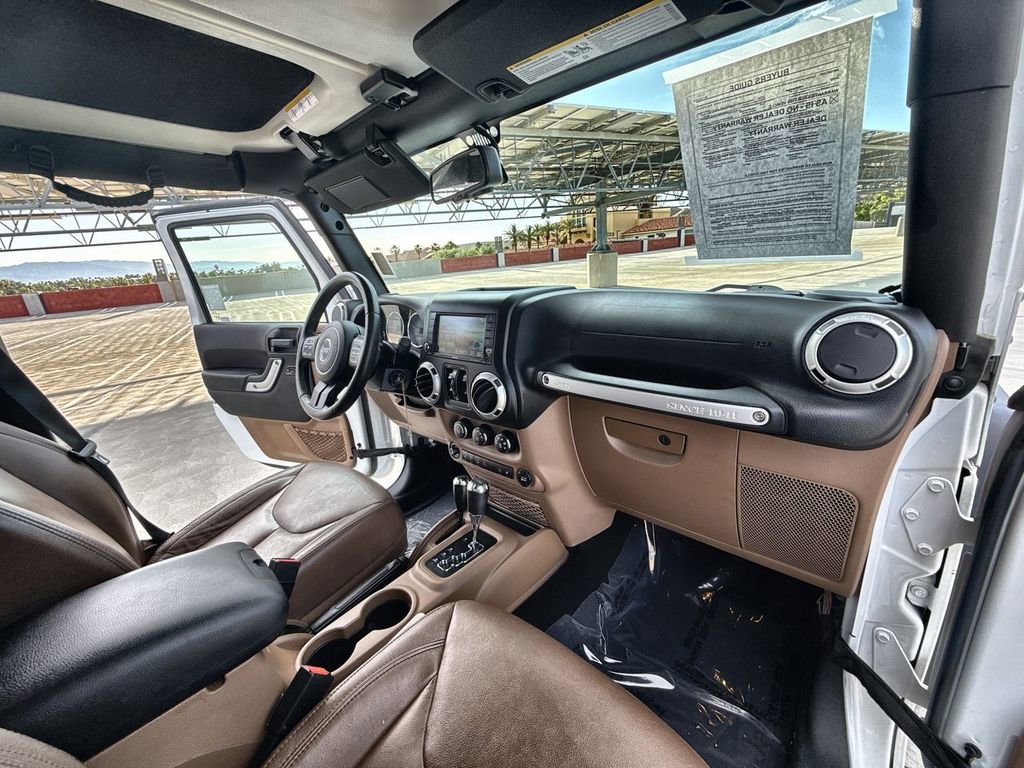 Used 2016 Jeep Wrangler Unlimited Rubicon w/ Connectivity Group image 18