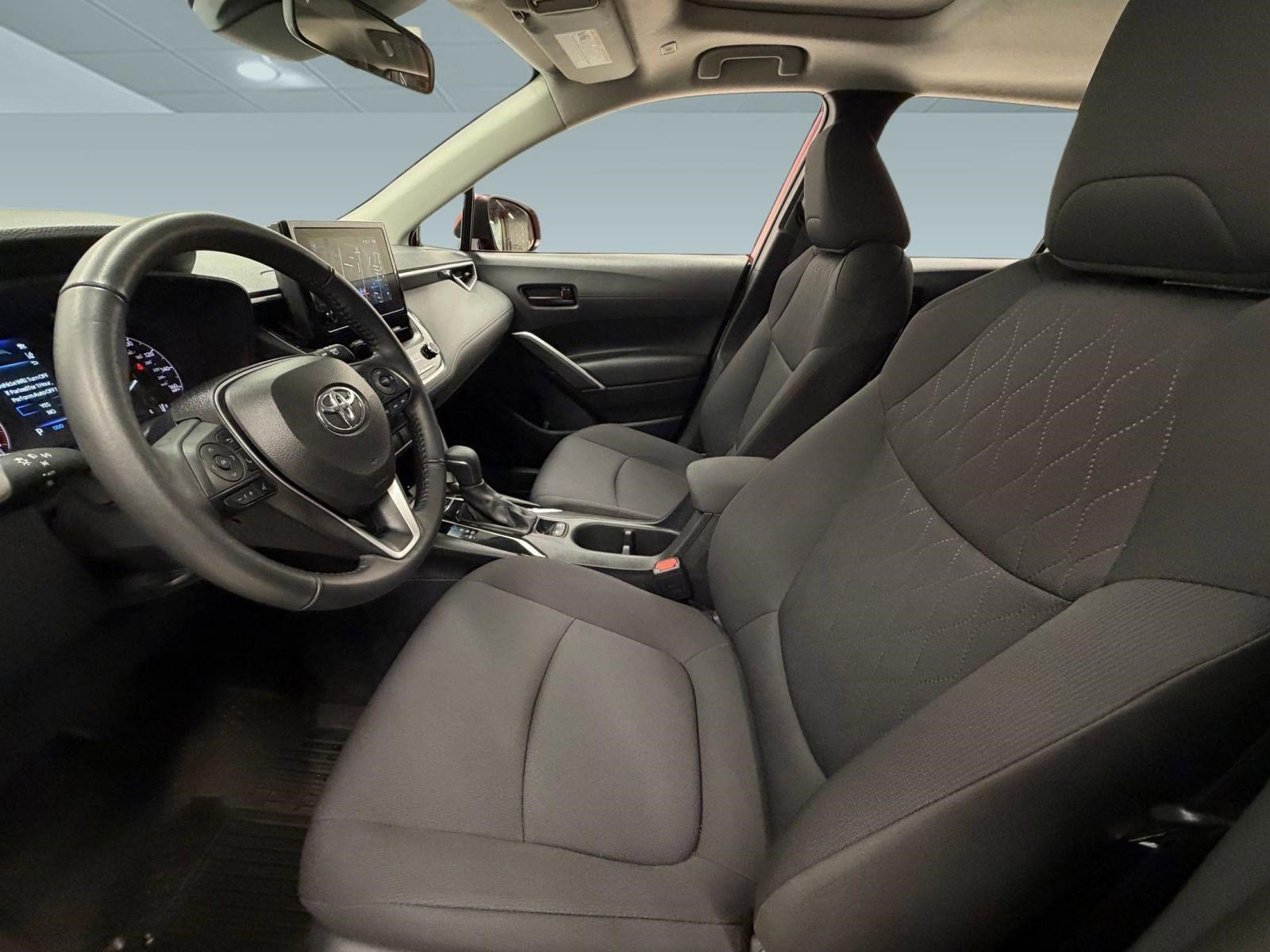 Used 2024 Toyota Corolla Cross LE w/ Moonroof Package image 4