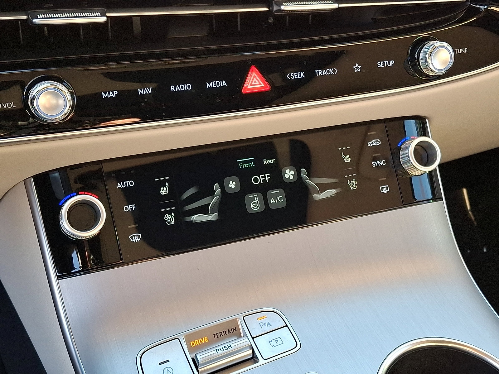 Certified 2026 Genesis GV70 2.5T Advanced AWD/4WD image 18