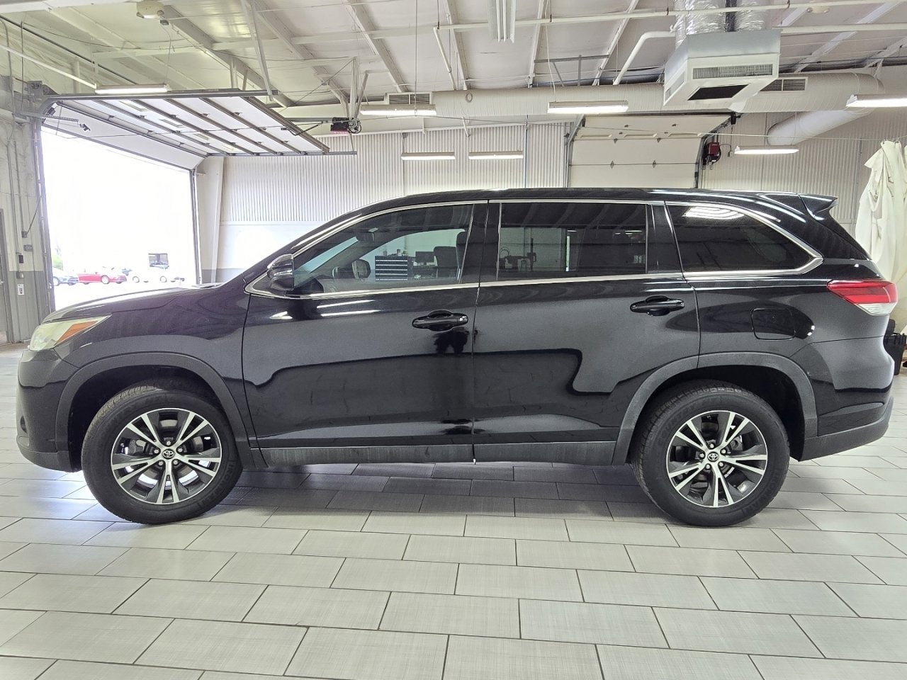 Certified 2019 Toyota Highlander LE FWD image 10