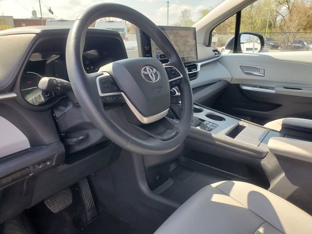 Used 2025 Toyota Sienna XLE FWD image 18