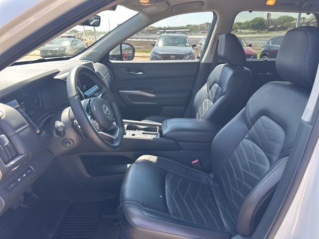 Used 2024 Nissan Pathfinder Platinum w/ Black Appearance Package image 7