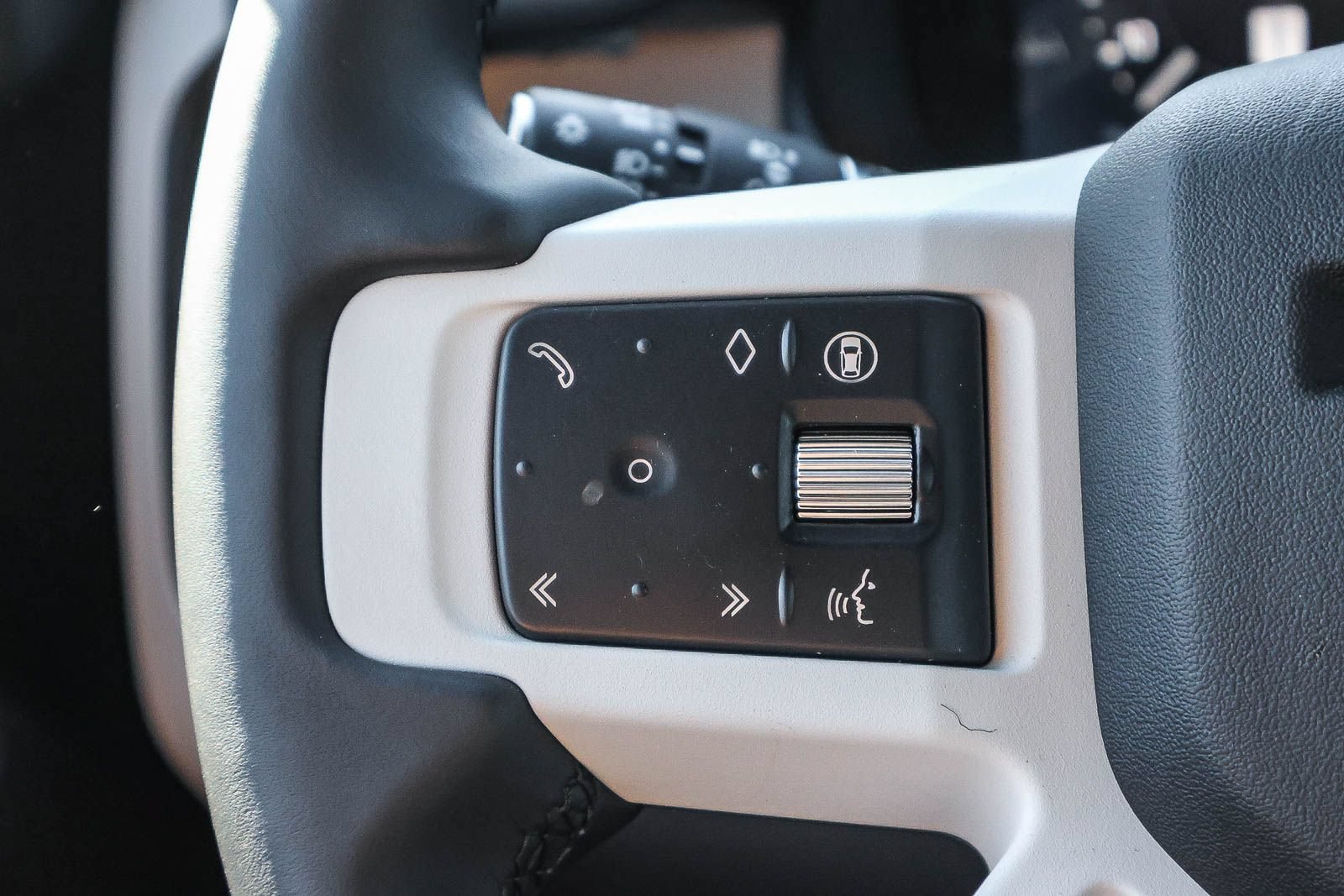 New 2026 Land Rover Defender 110 X-Dynamic SE AWD/4WD image 35