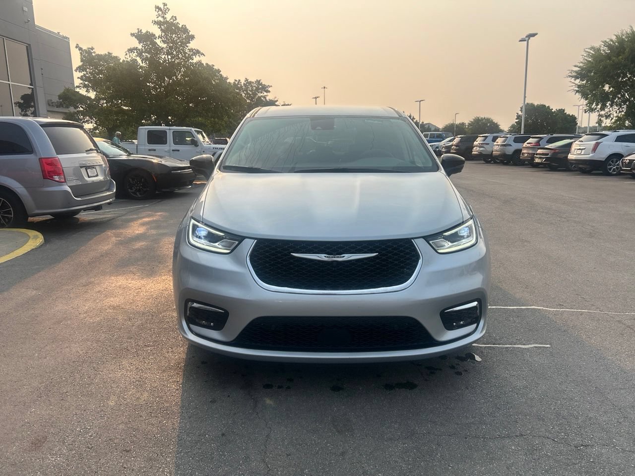 Used 2024 Chrysler Pacifica Touring-L w/ Uconnect Theater Family Group FWD image 8