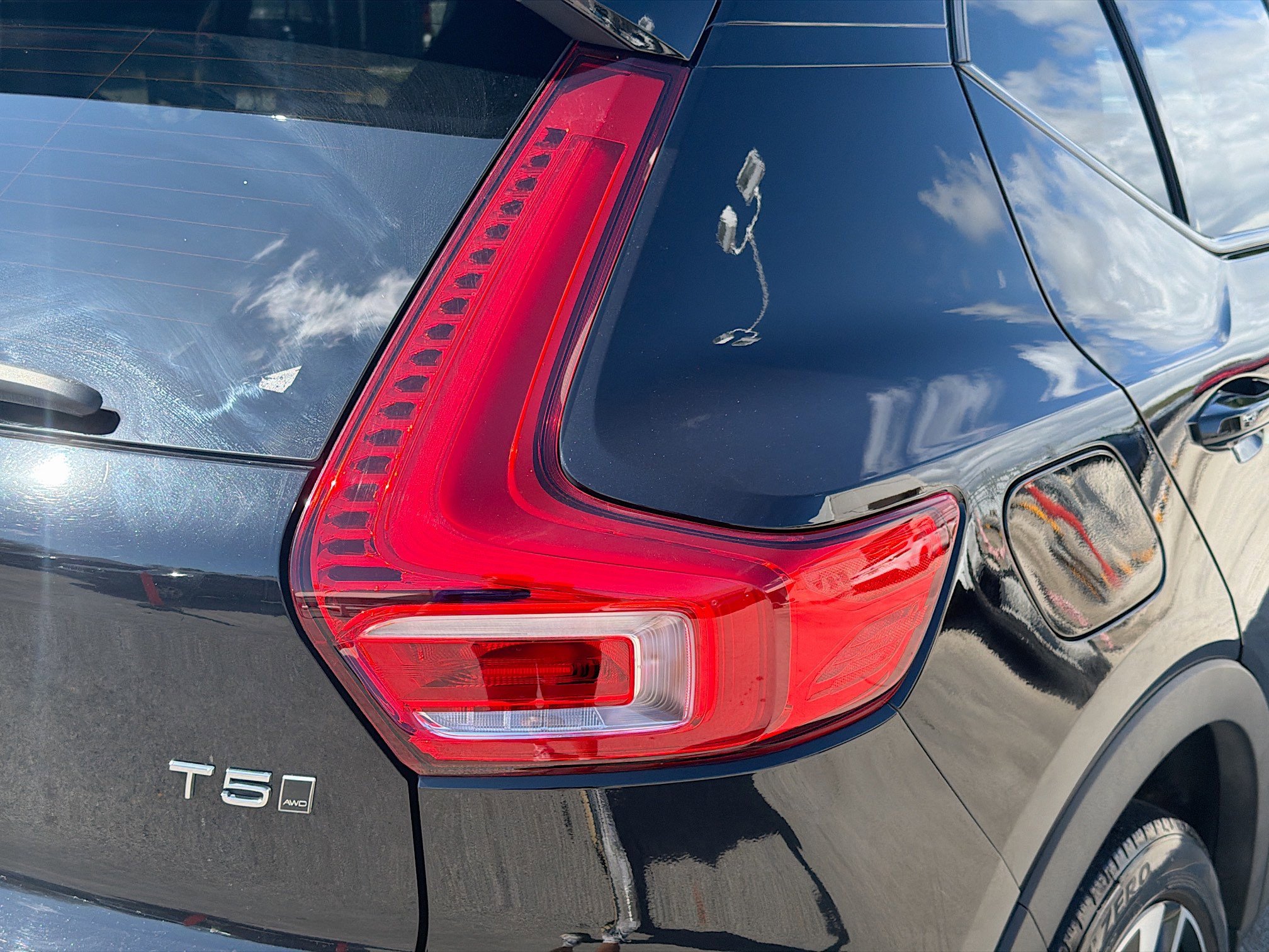 Used 2022 Volvo XC40 T5 R-Design w/ Advanced Package image 28