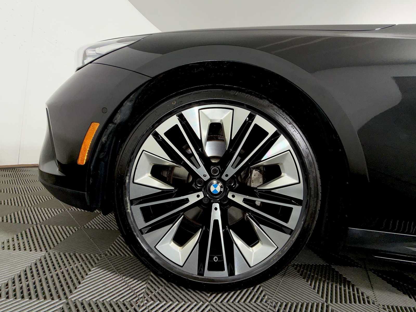 Used 2024 BMW 530i xDrive w/ Premium Package AWD/4WD image 8