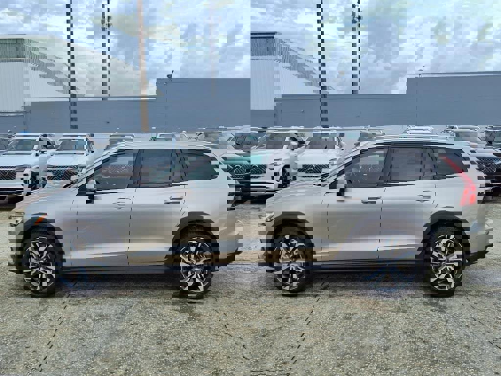 New 2026 Volvo V60 B5 Cross Country Plus w/ Protection Package Premier image 4