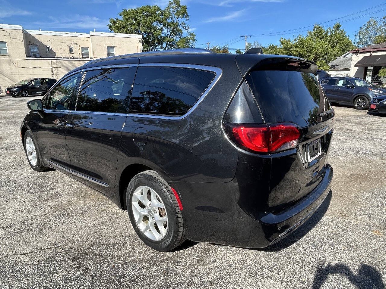 Used 2017 Chrysler Pacifica Touring-L Plus FWD image 12