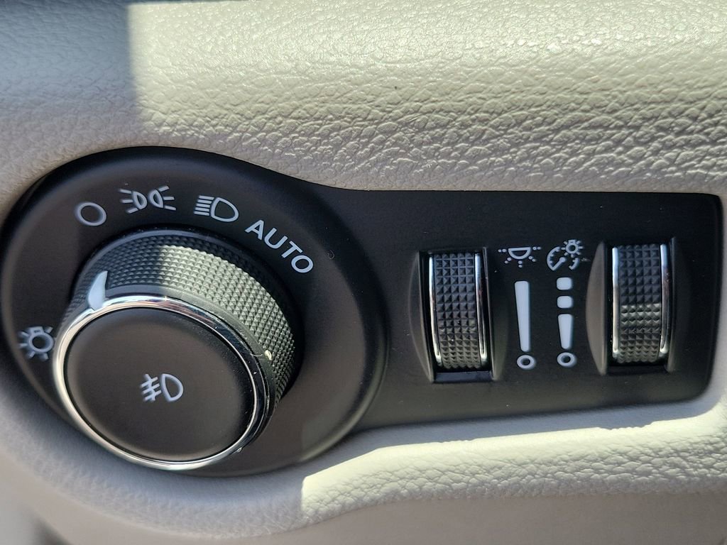 Used 2023 Chrysler Pacifica Touring-L FWD image 16