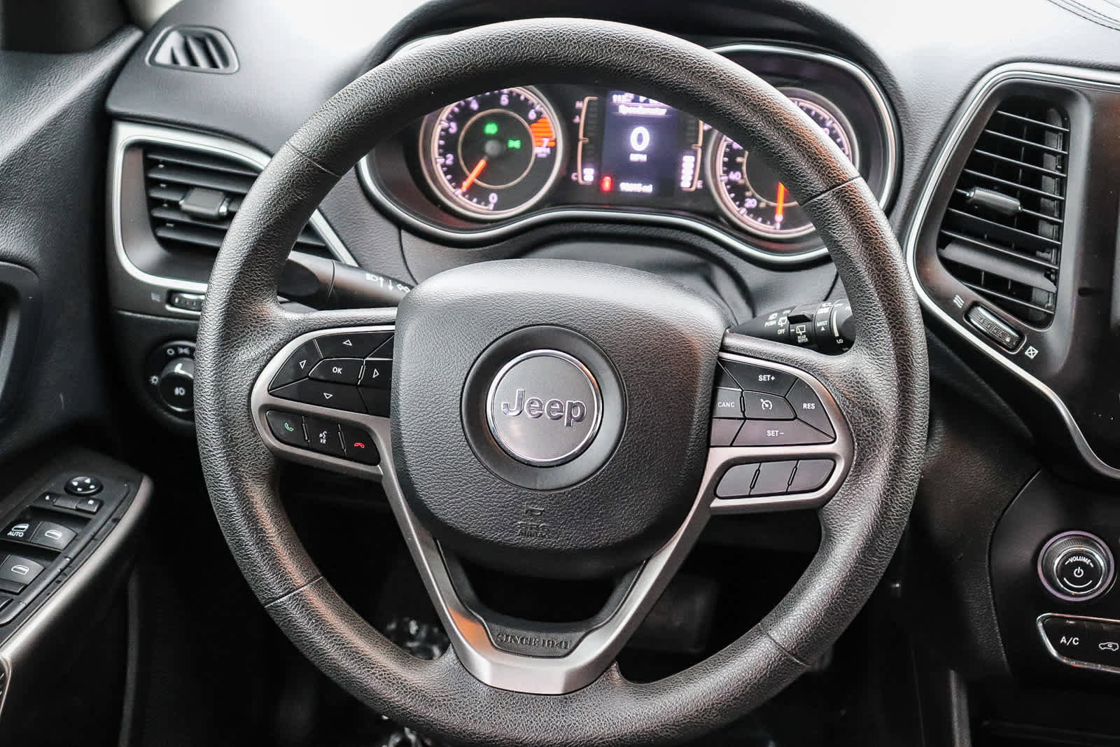 Used 2019 Jeep Cherokee Latitude w/ Popular Appearance Group image 17