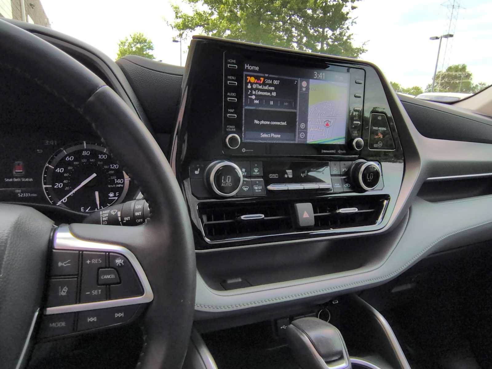 Used 2021 Toyota Highlander XLE AWD/4WD image 30