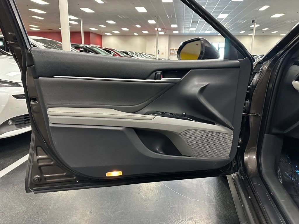 Used 2018 Toyota Camry XLE FWD image 12