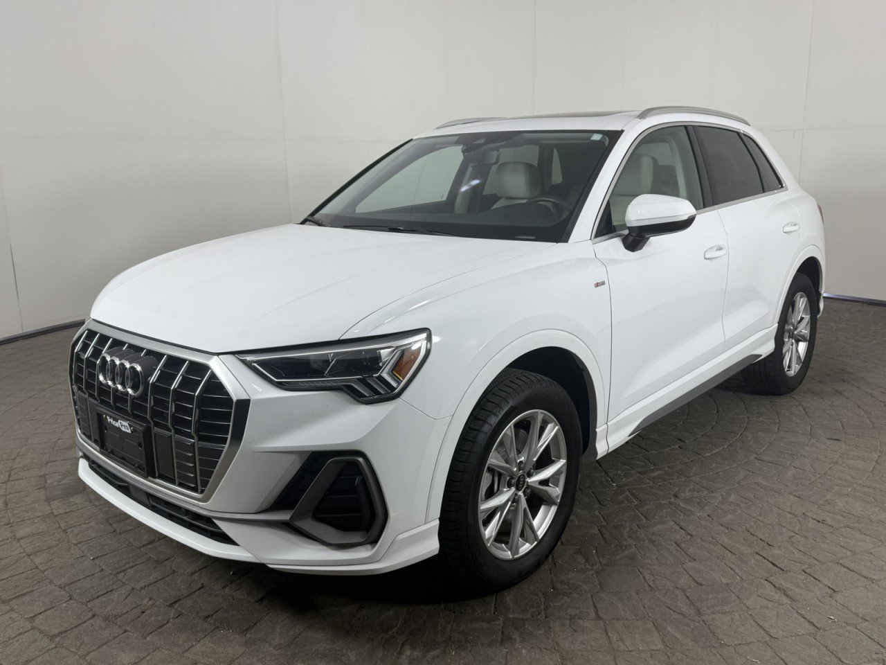 Used 2025 Audi Q3 2.0T Premium Plus w/ Premium Plus Package AWD/4WD image 3