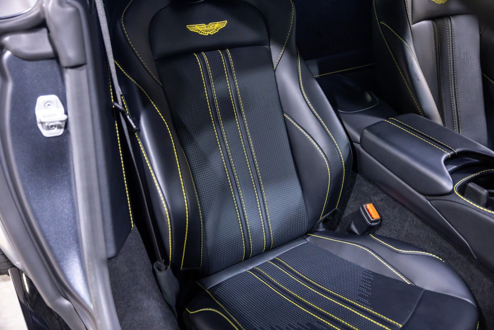 Used 2022 Aston Martin V8 Vantage Coupe RWD image 31